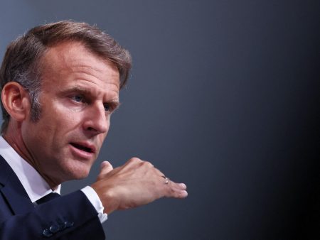 سقوط تاج الرئيس.. هل أنهت فرنسا زمن الماكرونية؟