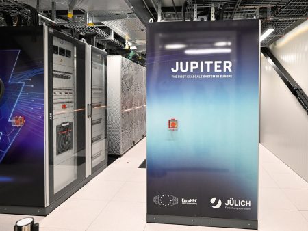 ألمانيا تدشن أول حاسوب فائق وتدعو أوروبا للحاق بركب أميركا والصين