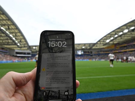 بريطانيا تجري اختبارا لحالات طوارئ وطنية بملايين الهواتف