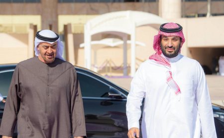 ولي العهد يستعرض العلاقات الثنائية خلال استقباله رئيس الإمارات