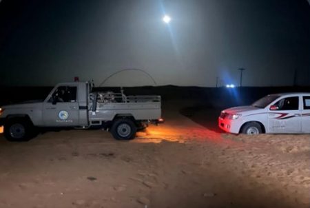 حرس الحدود يقدم المساعدة لمواطن علقت مركبته في الكثبان الرملية بشرورة