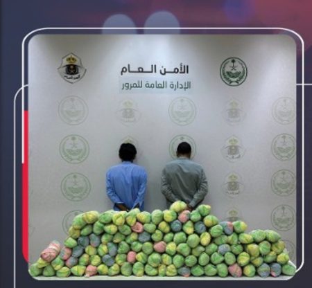 مرور عسير يقبض على مقيمين لترويجهما 20 كيلوجرامًا من القات