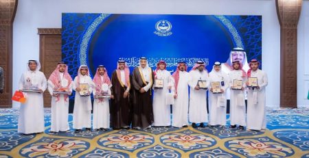 أمير الباحة يكرّم الطلبة الفائزين بجوائز دولية ومحلية