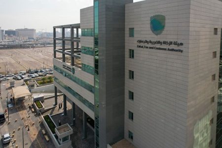 هل يمكن السفر إلى قطر برخصة القيادة الإلكترونية الموجودة في توكلنا؟.. توضيح من الزكاة والجمارك