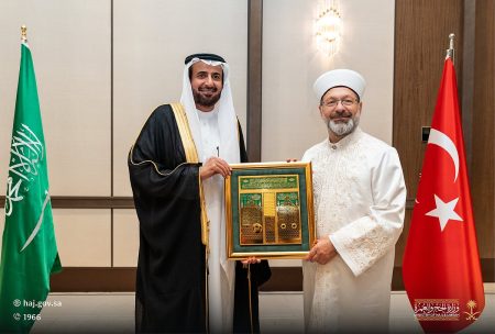 وزير الحج والعمرة يبحث تعزيز التعاون الثنائي مع رئيس الشؤون الدينية التركية