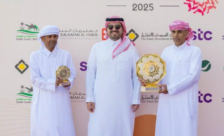 الأمير فهد بن جلوي يتوّج الفائزين بمهرجان ولي العهد للهجن على ميدان الطائف