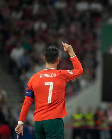 "الأفضل على مر العصور".. رونالدو يتوج بجائزة جديدة