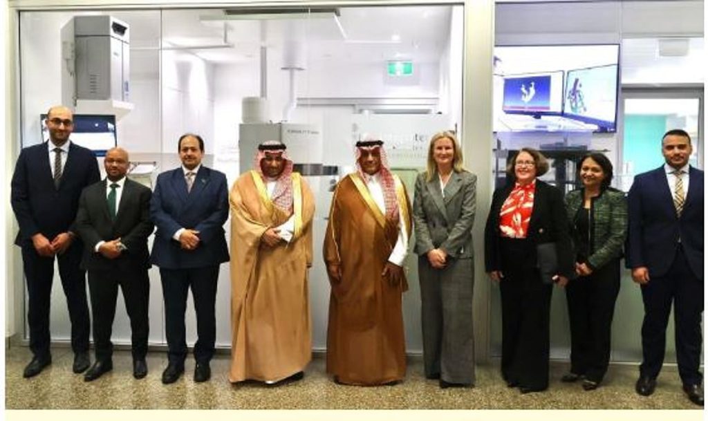 وزير التعليم يناقش زيادة فرص التدريب لطلاب الزمالة الطبية والمبتعثين في أستراليا