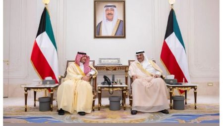 ولي عهد الكويت يبحث مع الأمير عبدالعزيز بن سعود العلاقات الثنائية الأمنية بين البلدين