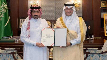 محافظ الأحساء يكرّم مواطنًا تبرع بإحدى كليتيه لأخيه