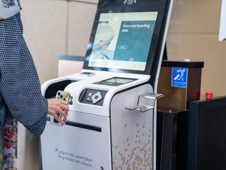 طيران ناس يدشن خدمة الشحن الذاتي للأمتعة في مطار الملك خالد الدولي