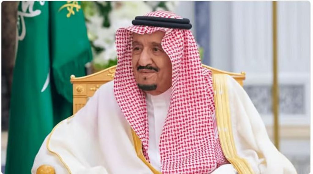 خادم الحرمين الشريفين يمنح 8 مقيمين ميدالية الاستحقاق من الدرجة الثالثة لتبرع كل منهم بدمه 10 مرات