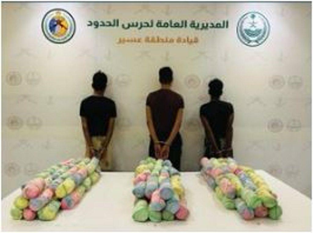 حرس الحدود بعسير يقبض على 3 يمنيين لتهريبهم 66 كيلوجرامًا من القات
