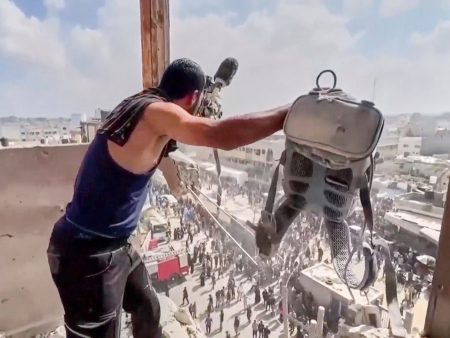 درج وكاميرا وقماش.. أسوشيتد برس تكشف “أكاذيب” الاحتلال بمجزرة مستشفى ناصر