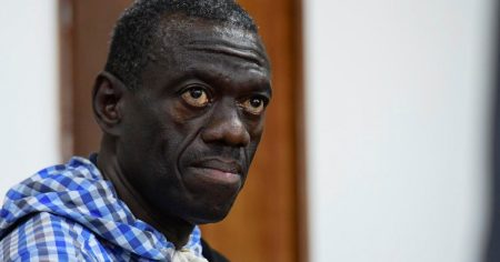 المعارض الأوغندي بيسيجي يقاطع محاكمته ويتهم القاضي بالتحيز