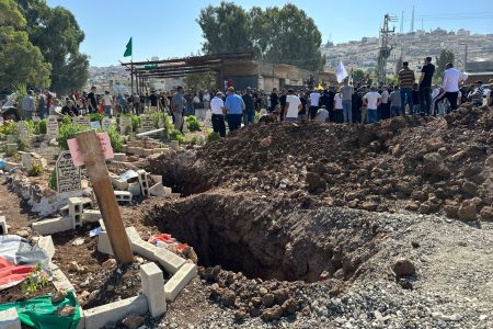 أهالي مخيم جنين بين النزوح والقهر.. عندما تُسلب حتى المقابر