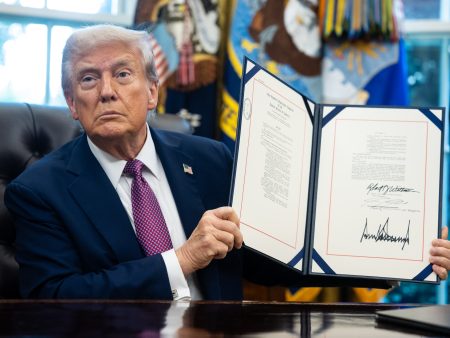 ترامب يلوح بتدخل عسكري بشيكاغو وحاكم الولاية غاضب