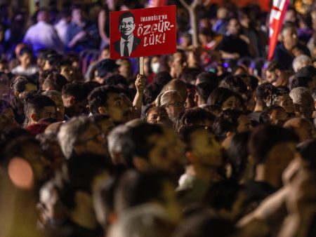 محكمة تركية تعزل رئيس حزب الشعب الجمهوري بإسطنبول
