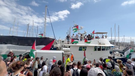 الجزيرة نت تنقل مشاهد من وداع أسطول الصمود العالمي