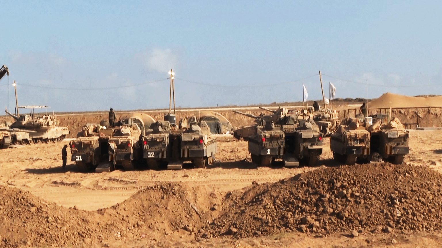 سخرية بالمنصات من استعدادات إسرائيل لـ”عربات جدعون 2″ برسائل واتساب والإغراءات المالية