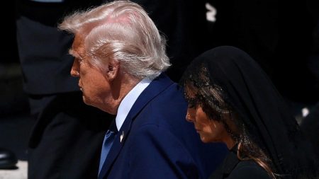 بعد ظهوره للعلن.. ناشطون يعلقون على “وفاة ترامب”