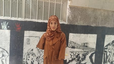 بيديْن مبتورتين.. فتاة يمنية تتحدى الإعاقة بالتفوّق الأكاديمي