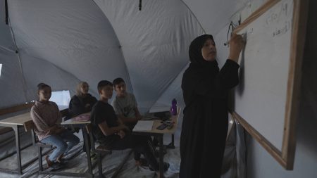 مبادرات لتعليم الأطفال في ظل الدمار الواسع للمدارس بقطاع غزة بسبب الحرب