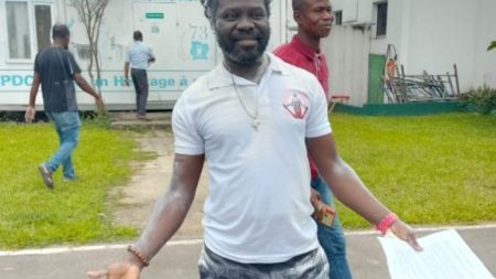 إطلاق الناشط الإيفواري “ماكرون الأول” بعد اعتذاره عن تصريحات مسيئة