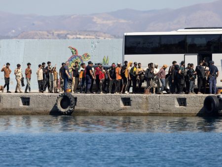 اليونان تقر “الإعادة القسرية” وتسرع ترحيل المهاجرين المرفوضين