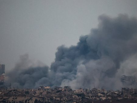 إسرائيل تقصف أبراج غزة وكاتس يعلن فتح “بوابات الجحيم”