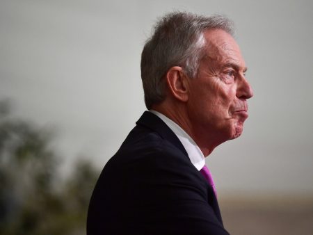 لوموند: حكاية بلير محب الحروب وعاشق المال