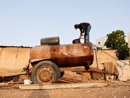 فلسطينيون في الضفة يستحمون بقارورة ماء والإسرائيليون يملؤون المسابح