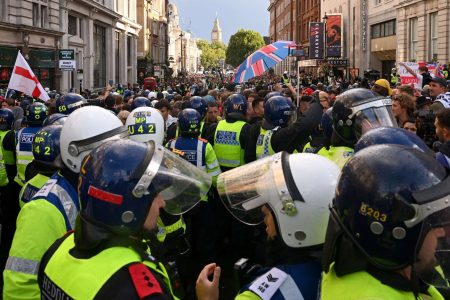 اشتباكات وعنف خلال أكبر مظاهرة لليمين في بريطانيا منذ عقود