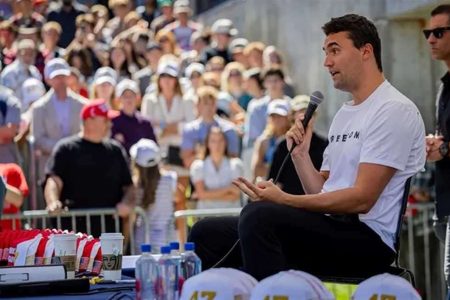 احتفال في أمريكا فرحًا بمقتل اليميني تشارلي كيرك.. التفاصيل الكاملة