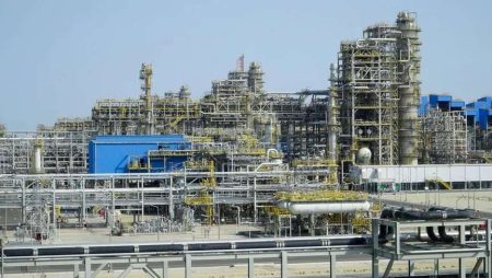 مؤسسة البترول الكويتية تدرس استغلال أصولها لتمويل خطة استثمارية بـ65 مليار دولار