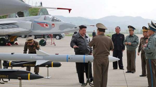 زعيم كوريا الشمالية يتفقد خط إنتاج صواريخ جديد قبل لقائه بوتين وشي في بكين