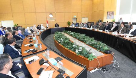 وزير الإسكان يعقد اجتماعاً موسعاً مع مسئولي مديريات الإسكان بمختلف المحافظات