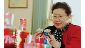 «ملكة علب المشروبات» الصينية تحوّل ورشة صغيرة إلى شركة كبرى