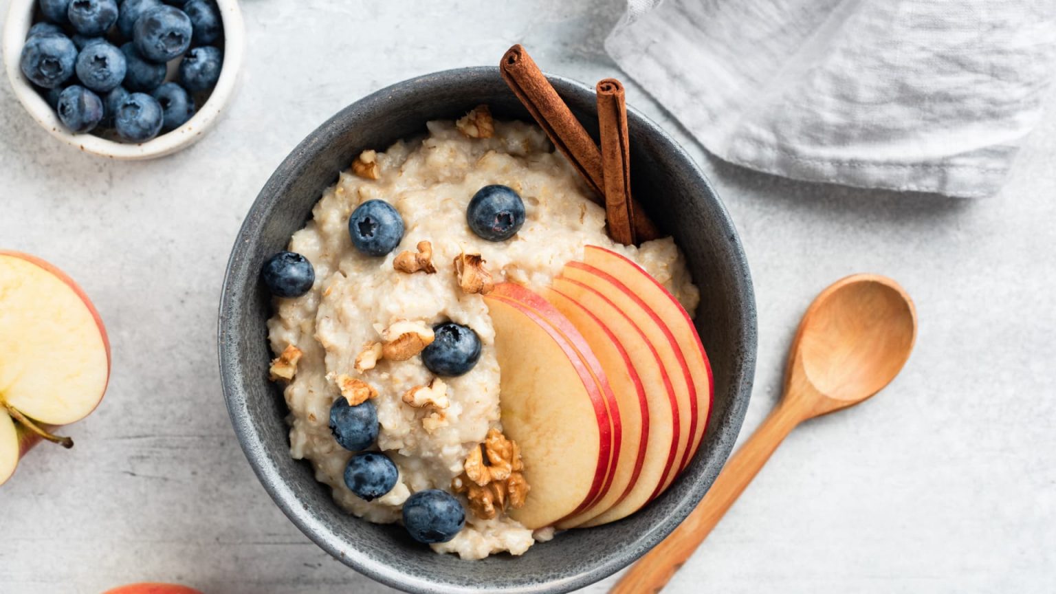 107401331 1713203536469 gettyimages 1170856611 oatmealporridgeapplecinnamon4