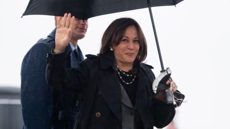 220309130809 kamala harris poland 030922