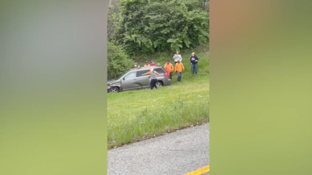 Good Samaritans help woman trapped in car