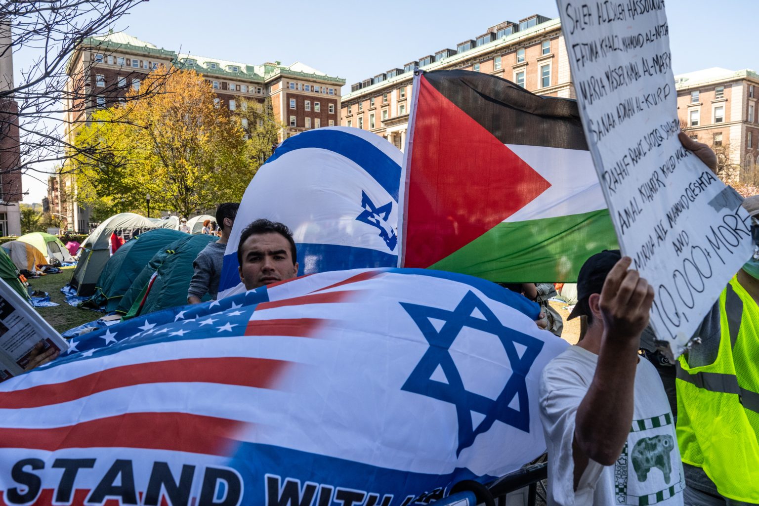 pro israel protesters seen near pro palestinan protesters