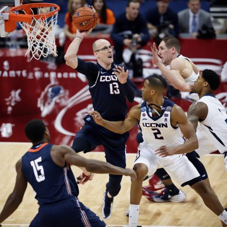 UConn's Dan Hurley intervenes with his own player during national title game in a strange move