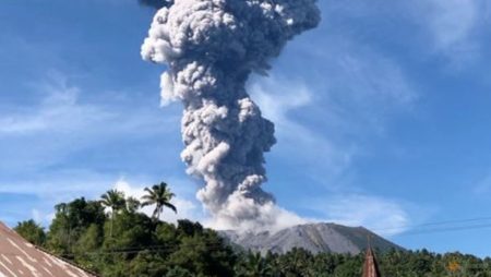 2024 05 13t053108z 2 lynxmpek4c06g rtroptp 3 indonesia volcano