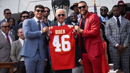 230606095026 01 travis kelce patrick mahomes white house 060523