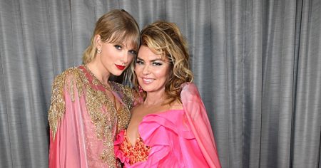 GettyImages 1189869058 Taylor Swift and Shania Twain at American Music Awards