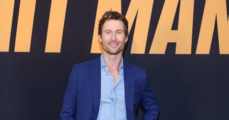 GettyImages 2153438959 Glen Powell at Hit Man photo call