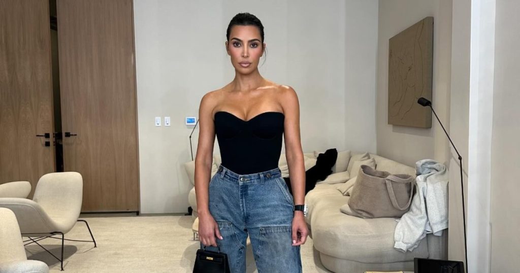 Kim Kardashian Has Nothing in Her Kelly Bag 1