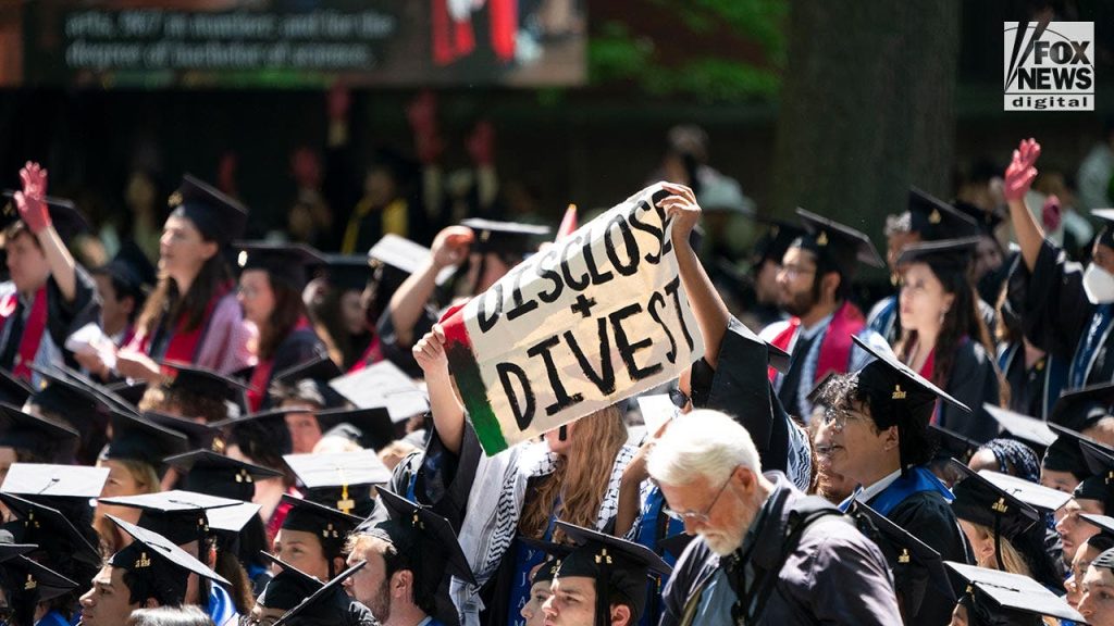 Yale anti Israel graduation03