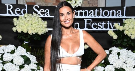 demi moore 61 shows off her amazing bikini body alongside daughters 001